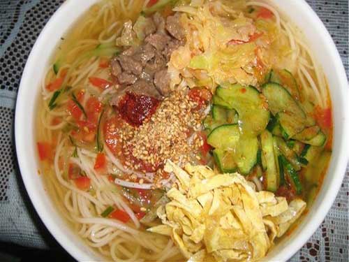 Холодный корейский суп «Кукси» с говядиной