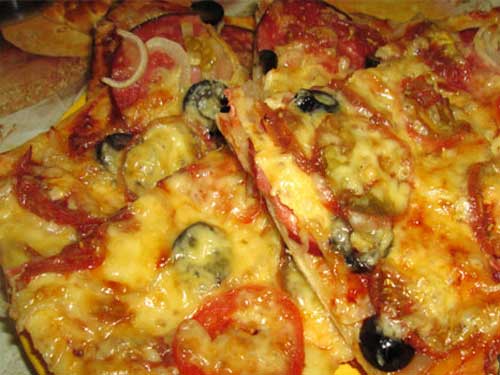 Пицца с колбасой пепперони