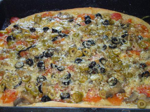 Пицца с оливками и грибами