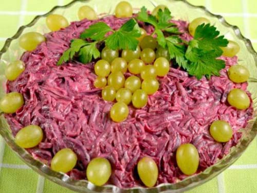 Салат из свеклы с виноградом