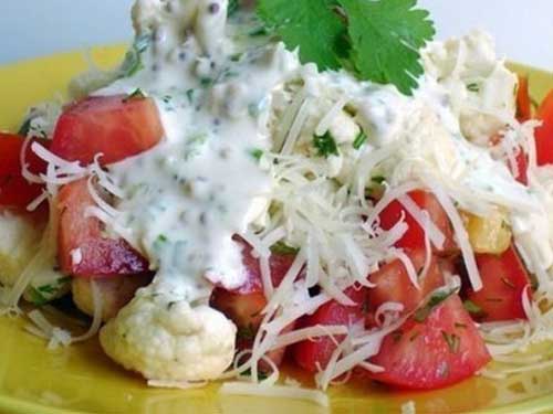 Салат из цветной капусты с помидорами и сыром под сметанным соусом