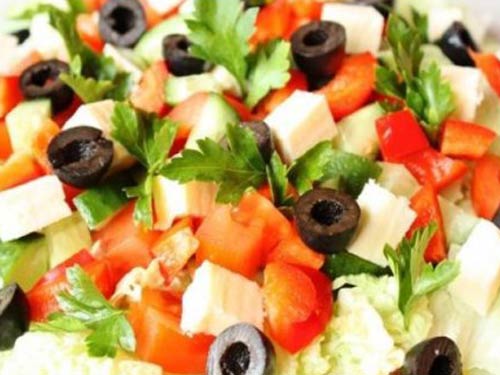 Салат с фетой, помидорами и оливками