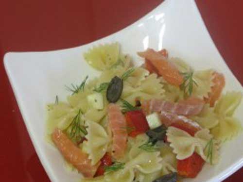 Салат с макаронами и лососем