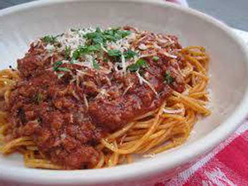 Сочные спагетти с беконом и помидорами