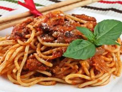 Спагетти с беконом и соусом
