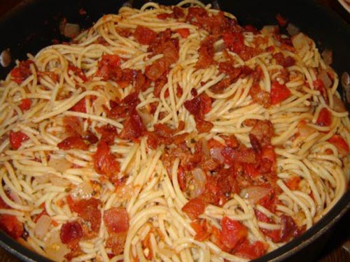 Спагетти с помидорами, беконом и луком